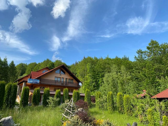 Cabana Perla Munților, înconjurată de pădure și grădină