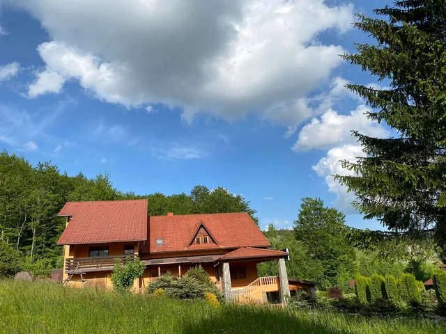 Cabana văzută din grădină