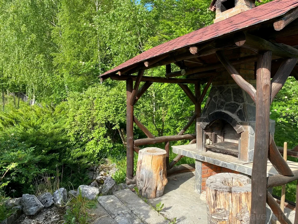 Foișorul și spațiul de grătar al cabanei